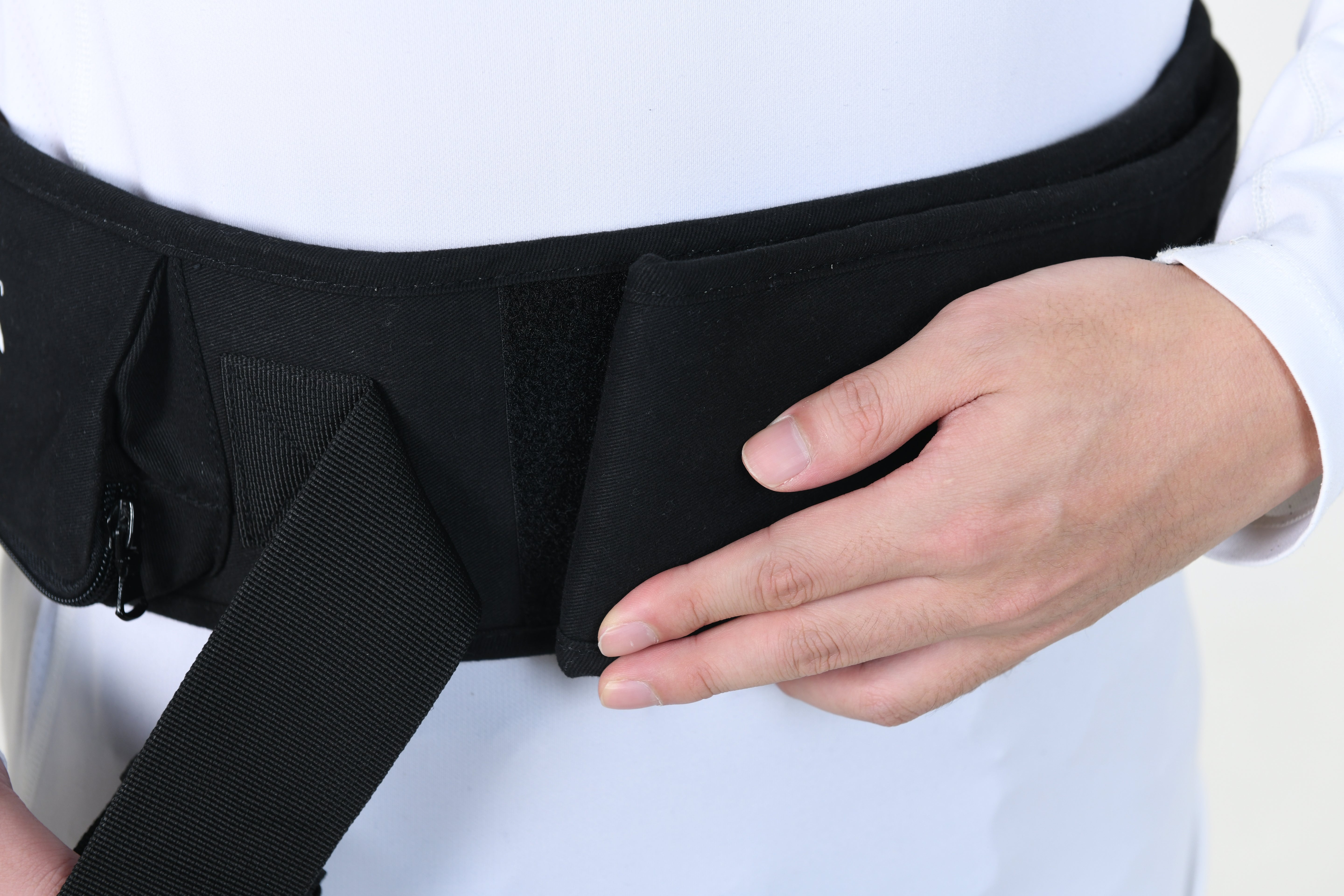 The belt of the LUFFCABO newborn carrier is designed with a secure Velcro, providing support and security for both parents and babies